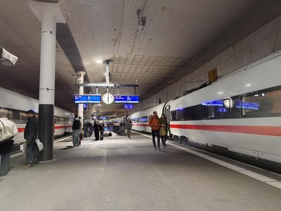 Gleis 5 und 6 im Bahnhof Bern. Auf den Anzeigetafeln ist auf beiden ein ICE angeschrieben - und auf den Gleisen steht auch je ein ICE.